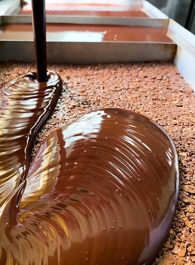 Προετοιμασία γλυκών με σοκολάτα στο ζαχαροπλαστείο Κίτρινο Ποδήλατο στη Σίφνο