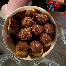 Παραδοσιακοί λουκουμάδες με σοκολάτα στη Σίφνο
