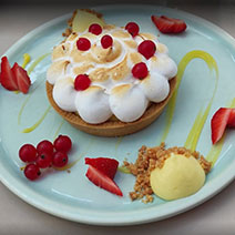 Tart with torched meringue, forest fruit and homemade ice cream