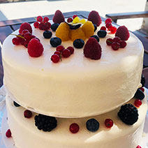 Ζαχαροπλαστείο Κίτρινο Ποδήλατο στη Σίφνο - Διώροφη τούρτα γάμου με κόκκινα φρούτα